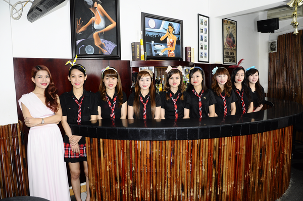 CEO Yến Nhi và các nhân viên của mình tại Công ty Giải trí Mầm Trúc – Tanabata